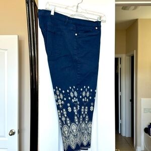 Caprice with a border on the lanes in Navy size 10